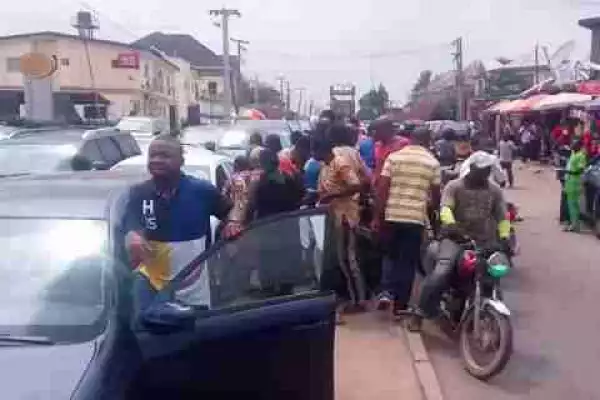 "Na Spirit Dey Inside": Nigerians Saw A Self-Driving Car For The 1st Time & Mobbed It (Pics. Video)